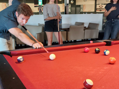 Das dryven Team am Billardtisch